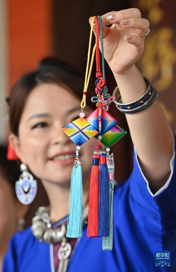 祥盛期权 广西三江：绽放指尖的侗族吉祥花
